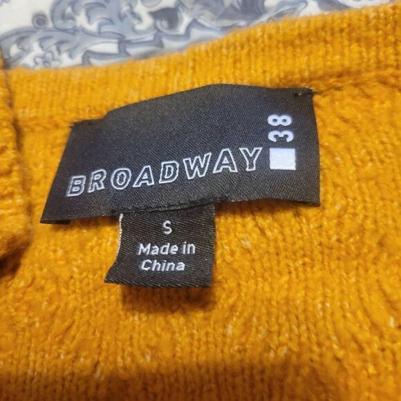 Broadway 38 Women's Boat Neck Mustard Sweater Size Small - Picture 5 of 6